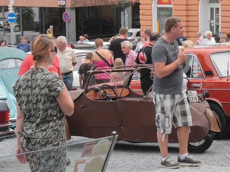 Historická vozidla začala na votické Komenského náměstí najíždět v sobotu po půl dvanácté.