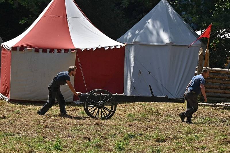 Jak těžký život byl ve středověku, se mohli přesvědčit návštěvníci 5. ročníku Historického festivalu, který se konal v sobotu 31. července na tvrzi Mrač na Benešovsku.