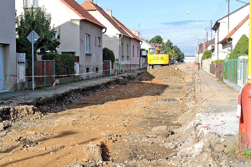 Navrátilova ulice prochází generální opravou. Chodníky a veřejné osvětlení město rekonstruuje napřesrok.