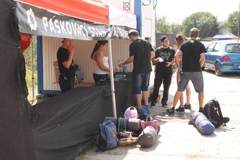 Elektronická hudba bude znít po celý víkend Táborskými kasárnami v Benešově.