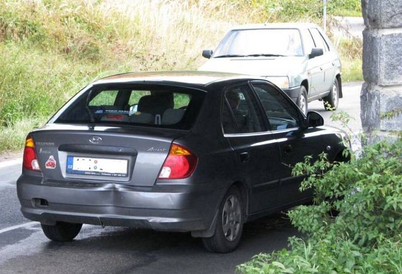 Sobotní nehody tří osobních aut pod mostem silnice I/3 (4. října)