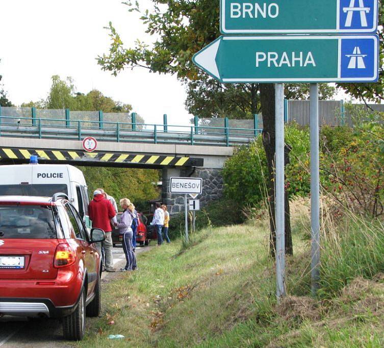 Sobotní nehody tří osobních aut pod mostem silnice I/3 (4. října)