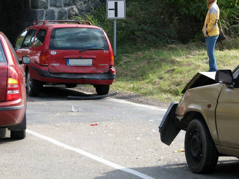 Sobotní nehody tří osobních aut pod mostem silnice I/3 (4. října)