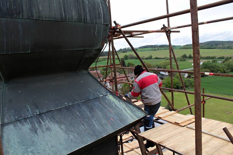 Oprava věže kostela Všech svatých potrvá do konce října.