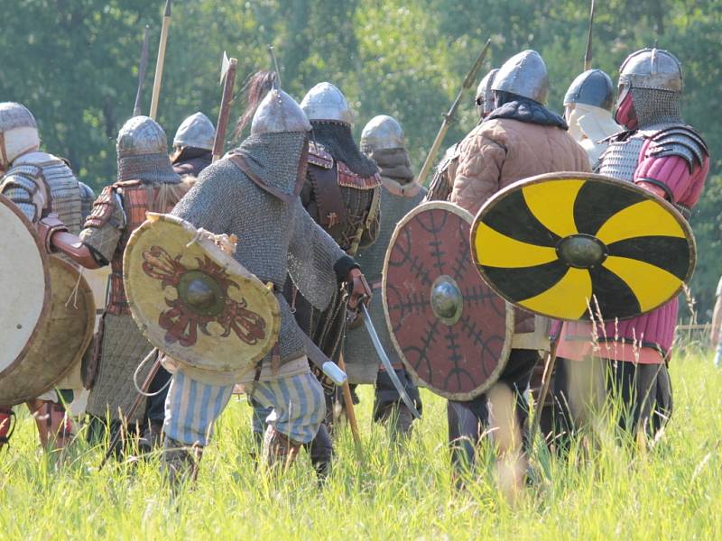 V Brdečném u Neveklova se sešli středověcí válečníci už posedmé.