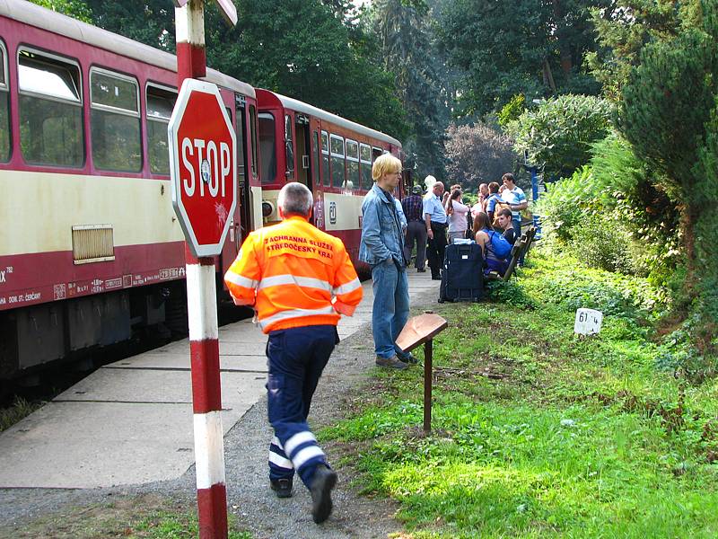 Srážka osobního auta a motorového vlaku  ve Zlenicích.