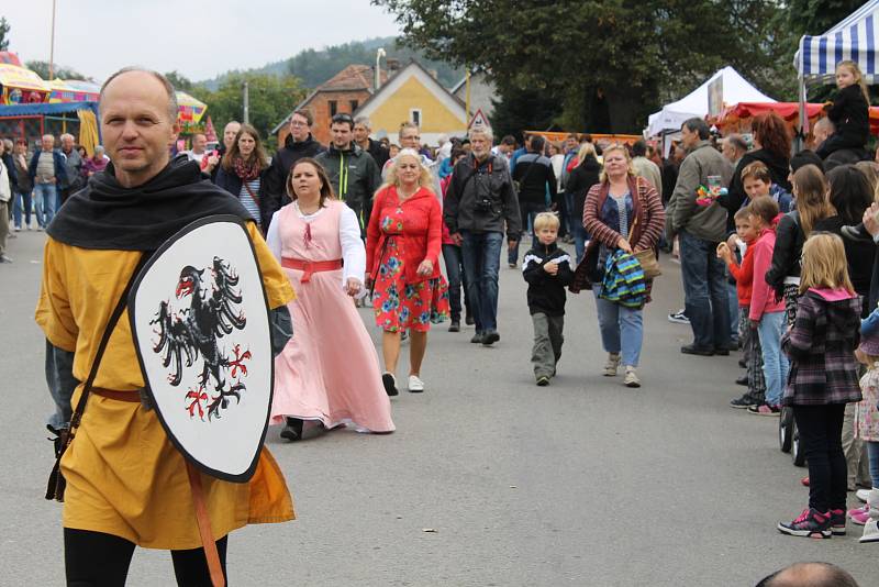 Průvod se svatým Václavem přivítalo obecenstvo pod Blaníkem.