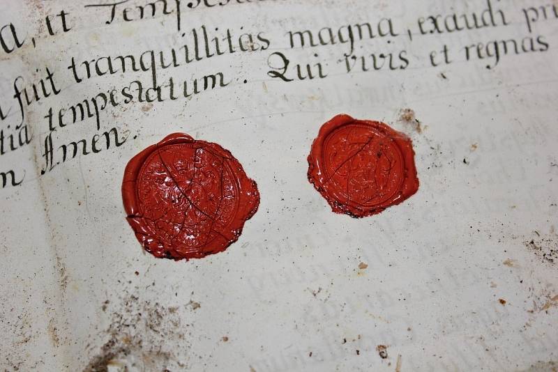 Listina objevená v plechové schránce umístěné v makovici věže klášterního kostela v Sázavě.