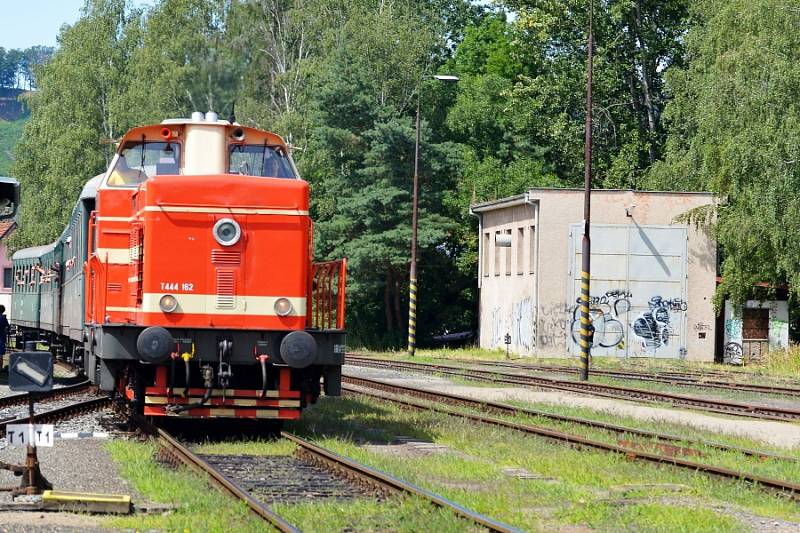 V Sázavě se objevil historický vlak veden motorovou lokomotivou T 444 162. Ta je pro svůj červený nátěr nazývána Karkulkou.