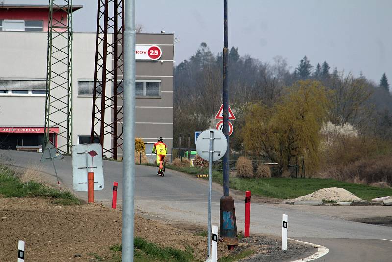 Dokončovací fáze výstavby okružní křižovatky na silnici I/3 na Červených Vršcích v Benešově.