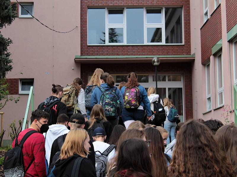 Z prvního vyučovacího dne studentů Střední zemědělské školy v Benešově po rozvolnění koronavirových opatření.