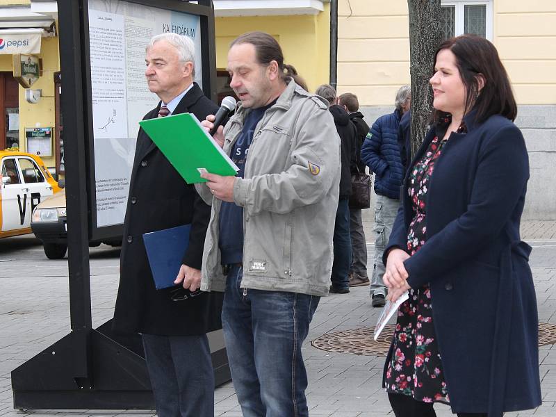 Z vernisáže panelové výstavy 'Tenkrát před 30 lety' na Masarykově náměstí v Benešově.