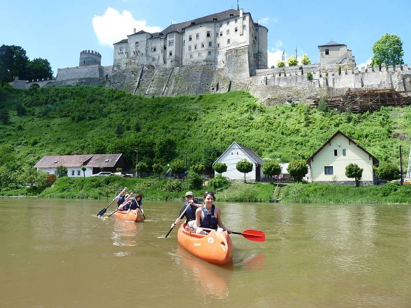 Vodáci na řece Sázavě pod hradem Český Šternberk.