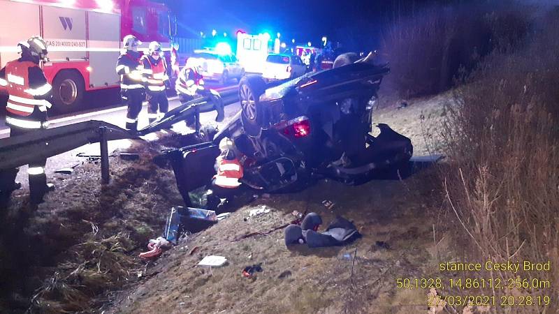 Dopravní nehoda na 19,5 km D11 27. března 2021, při které skončilo auto mimo dálnici.