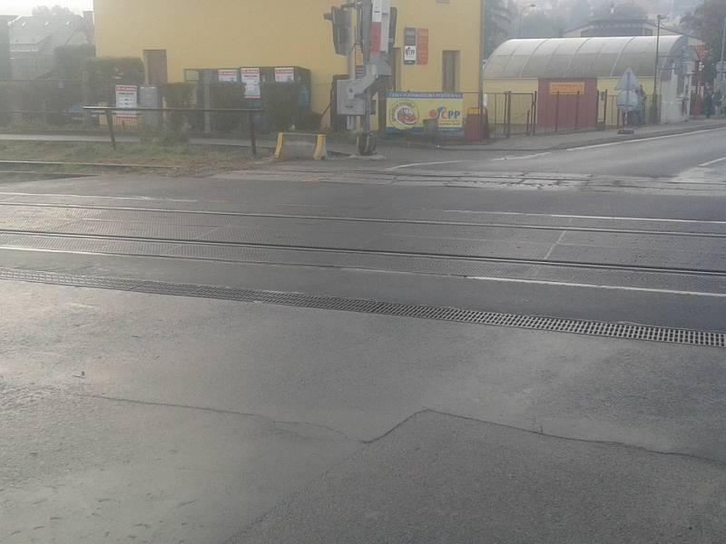 Železniční přejezd v Týnci nad Sázavou je po rekonstrukci v horším stavu než před ní.
