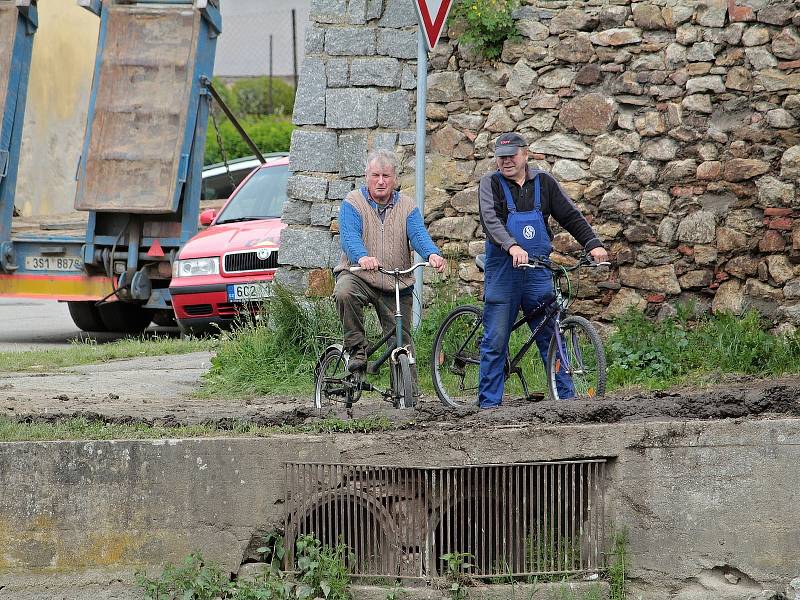 Z rekonstrukce Pivovarského rybníka v Louňovicích pod Blaníkem.