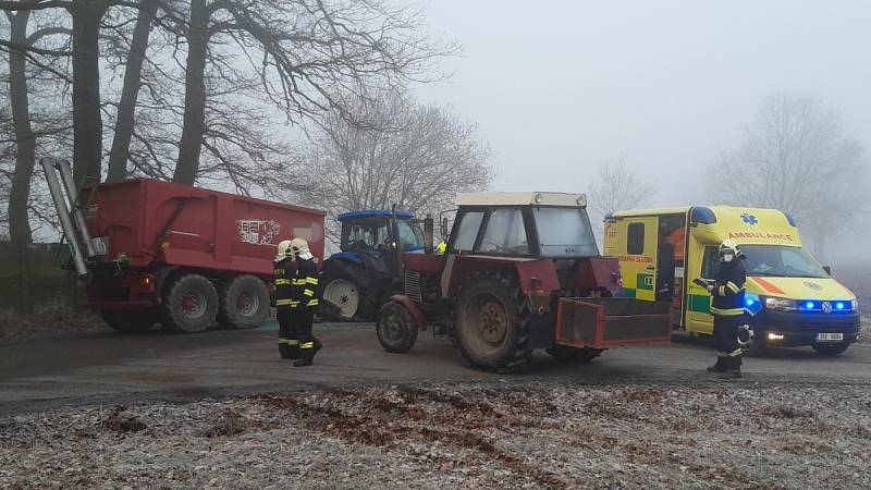 Dopravní nehoda dvou traktorů na silnici mezi Bystřicí a Struhařovem u odbočky na Mokrou Lhotu.