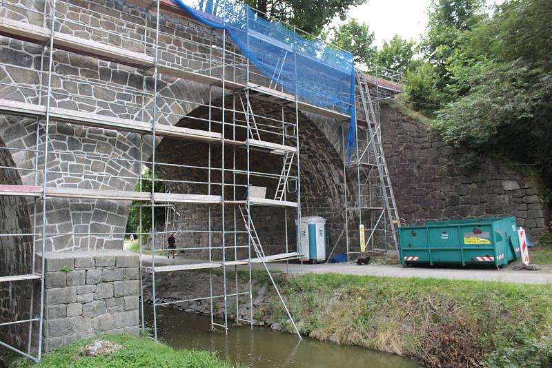 Železniční viadukt v Poříčí nad Sázavou.