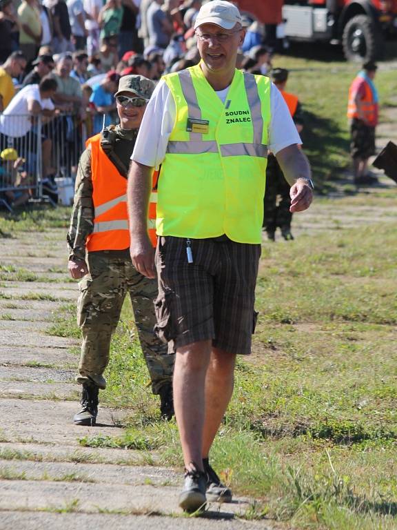 Lešanskou arénou se v sobotu na 14. Tankovém dni proháněly tanky vyráběné od třicátých let  20. století až po ty současné. 