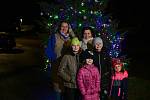 V Samechově rozsvítili vánoční strom. S odpočítávání pomohli dětem i dospělí.