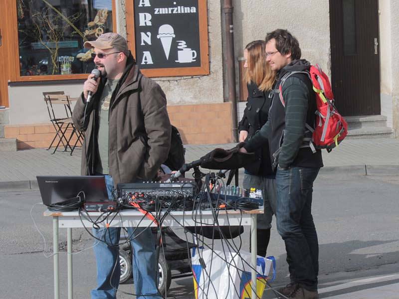 Velikonočnímu jarmárku v Neveklově přálo počasí, tak se mohl uskutečnit venku. 