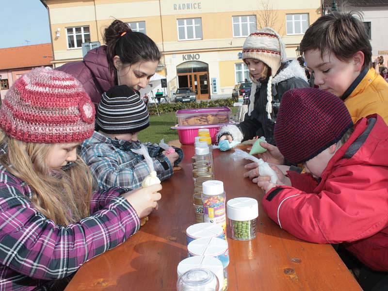 Velikonočnímu jarmárku v Neveklově přálo počasí, tak se mohl uskutečnit venku. 