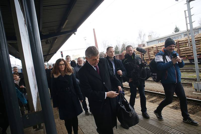 Premiér Andrej Babiš po příjezdu na benešovské nádraží.