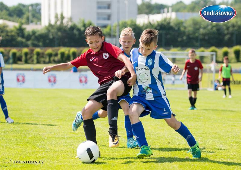 Finále Ondrášovka Cupu pro kategorii do 10 let hostil stadion v Benešově. Jediná Boleslav (v modrobílém) obrala vítěznou Spartu.