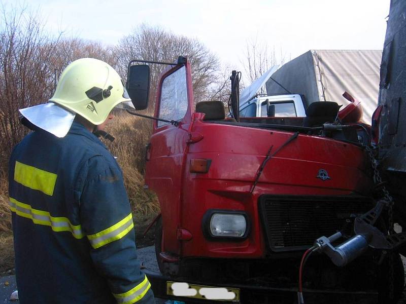 Takto vypadala Avie po zásahu hasičů a vyproštění řidiče pomocí hydraulických nůžek