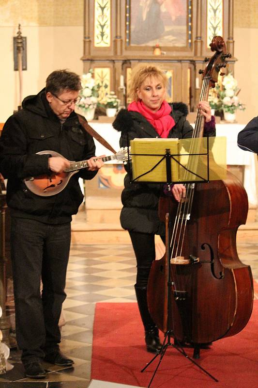 Tříkrálový koncert skupiny Pražec ve vysokoújezdském kostele.