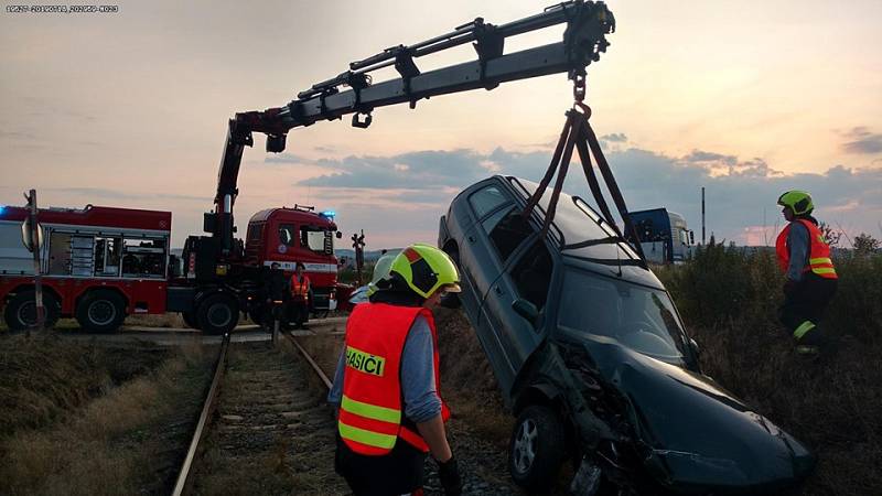 Střet vlaku s osobním automobilem na přejezdu nedaleko železniční stanice Vlašim.