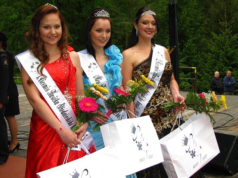 Druhá Vicemiss hasička Středočeského kraje 2015 Tereza Lhotková – finále na pódiu amfiteátru v konopišťském parku v sobotu 23. května.