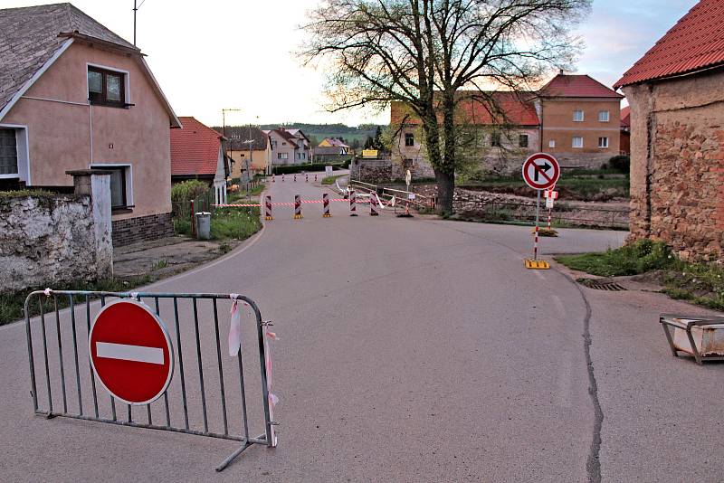 Pivovarský rybník v Louňovicích pod Blaníkem během rekonstrukce.