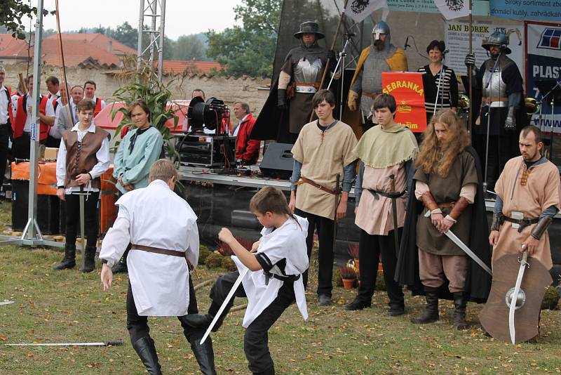 Průvod se svatým Václavem přivítalo obecenstvo pod Blaníkem.