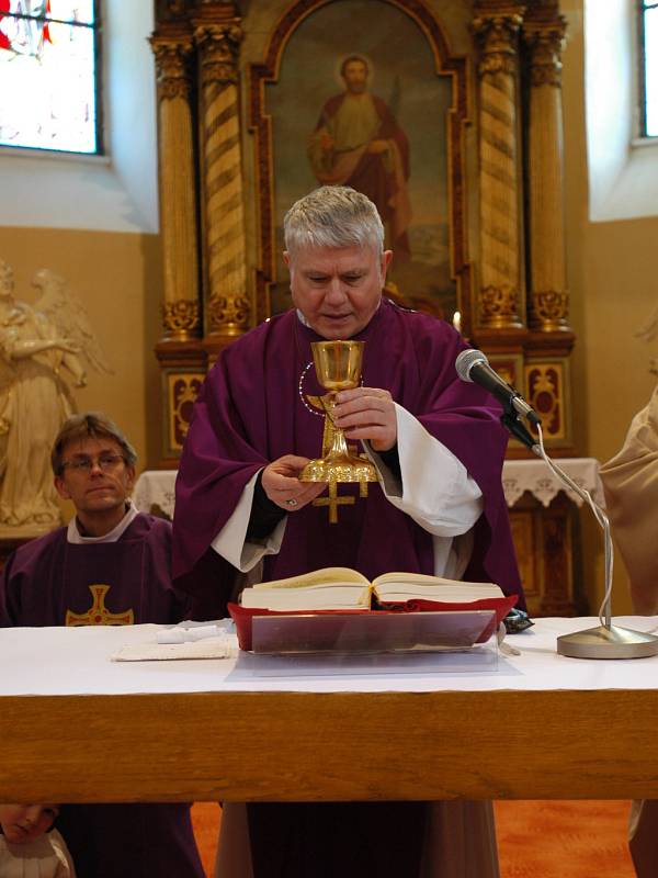 Biskup Václav Malý celebroval nedělní mši v kostele sv. Bartoloměje v Divišově.