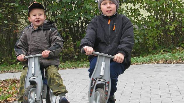 Dopravní hřiště začalo sloužit předškolákům i žákům ZŠ při dopravní výchově. 