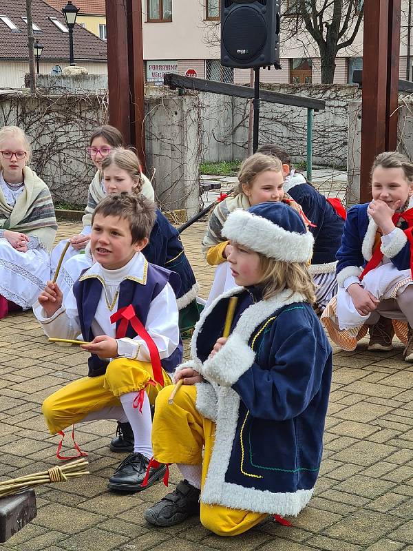 Z vystoupení folklorního souboru Benešáček v rámci doprovodního programu Velikonočního jarmarku v Bystřici.