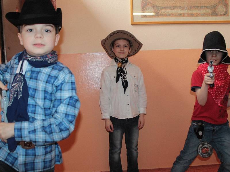 Místo tradičního  karnevalového reje měly  děti z  družiny ZŠ Jiráskova letos podle rámcového výchovného  programu country bál.