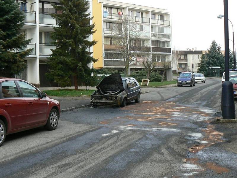 Vyhořelé auto v ulici Kpt. Nálepky v Benešově