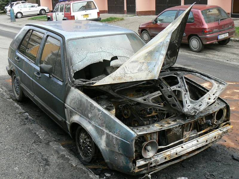 Vyhořelé auto v ulici Kpt. Nálepky v Benešově