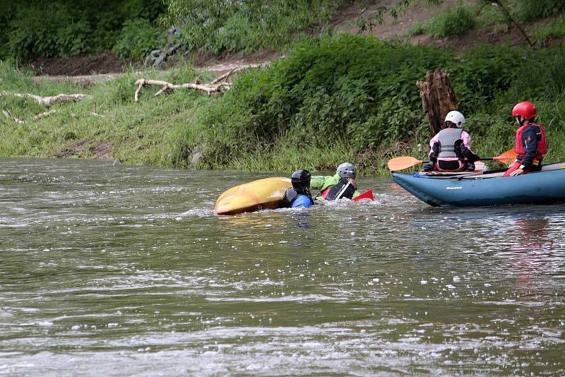 Vodáci si v neděli 23. května nenechali ujít příležitost pro své hobby. Ideální výšku hladiny využili k plavbě z Týnce nad Sázavou do Pikovic.