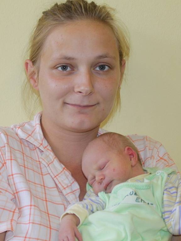 Malá Emma se narodila 5. srpna v 10.15 s váhou 2,80 kg mírou 47 cm. Z holčičky se radují rodiče Andrea Andrová a David Kalužík, a bráška Kristián (9), se kterými bude doma ve Vrchotových Janovicích.
