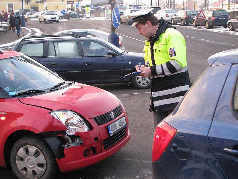 Kolize na křižovatce Tyršova x Nádražní brzdila ranní provoz. 