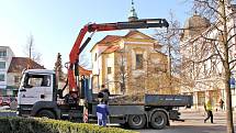 Od pondělí 10. dubna zdobí benešovské Masarykovo náměstí velikonoční bříza.