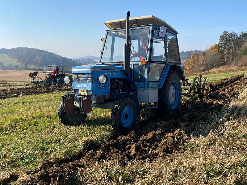 Ze soutěže v orbě a setkání traktorů značky Zetor v Nahorubech.