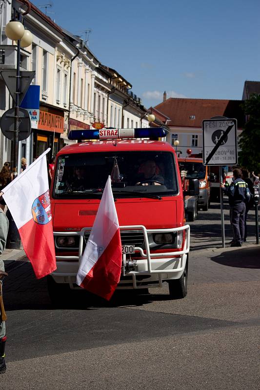 Hasičský den na Konopišti zahájili účastníci na Masarykově náměstí v Benešově.