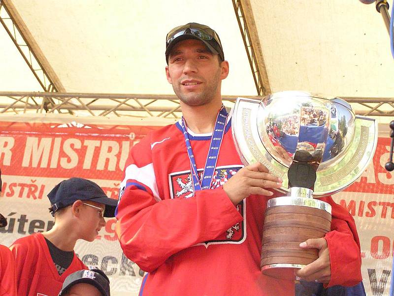 Hokejista Michal Rozsíval přivezl pohár mistrů světa do Vlašimi.
