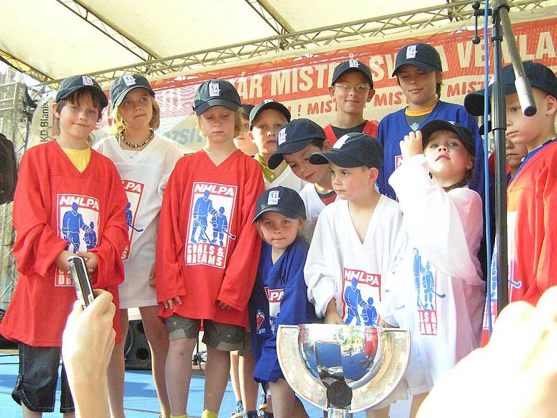 Hokejista Michal Rozsíval přivezl pohár mistrů světa do Vlašimi.