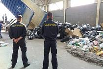 Více než 17 tisíc kusů padělaného zboží zlikvidovala drtička odpadů.