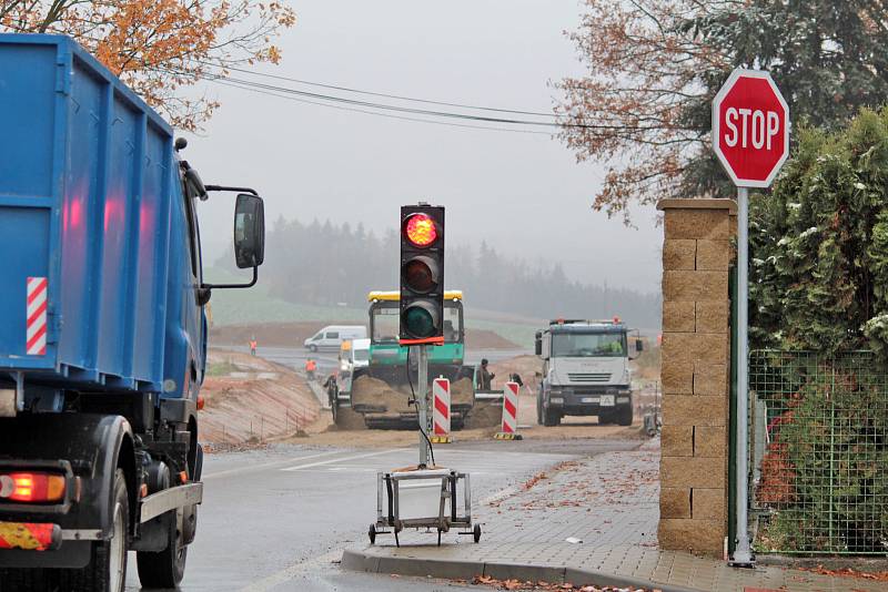 Práce na přivaděči k silnici I/3 od Mariánovic.